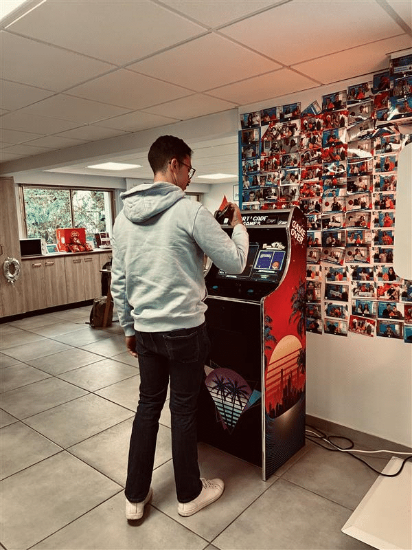 Un jeune devant un jukebox.