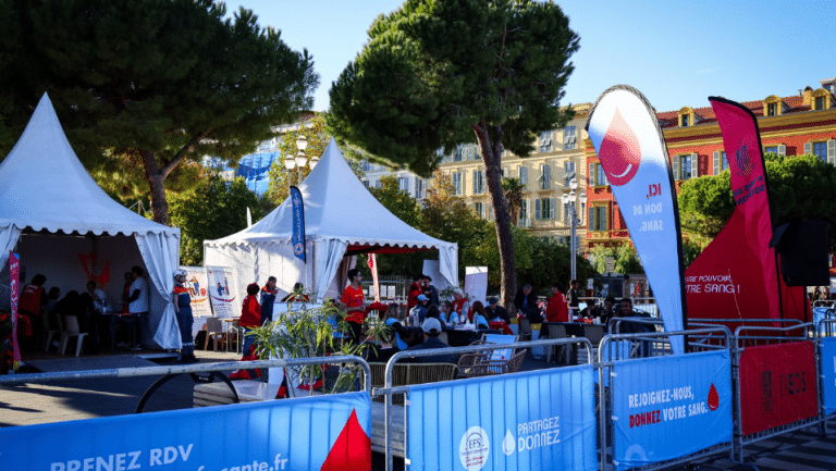 Le stand du don du sang sur la place Masséna de Nice.