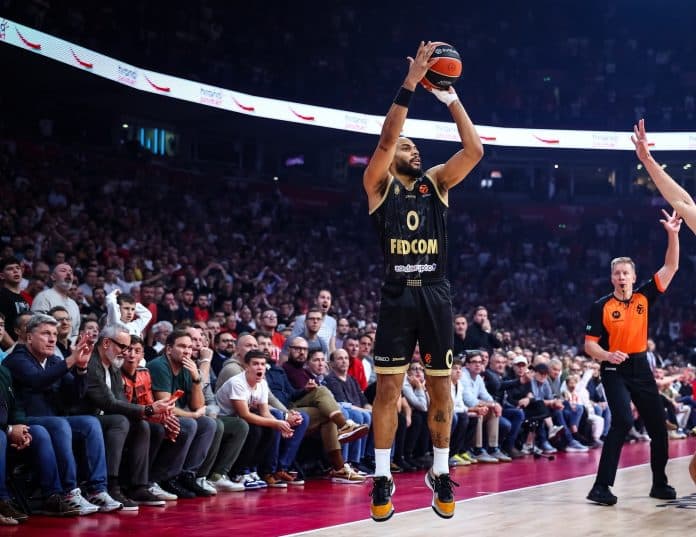 Le meneur de jeu de la Roca Team Elie Okobo au shoot en lévitation avec son maillot noir.