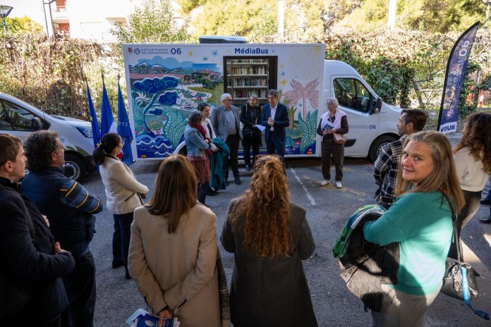 Les élus et responsables de la médiathèque mobile, un camion d'une dizaine de mètre de long.