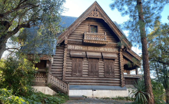 Isba du domaine de Valrose ressemble à un chalet en bois entouré de verdure