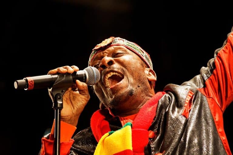 Jimmy Cliff en train de chanter sur scène au Festival du Bout du Monde en 2012