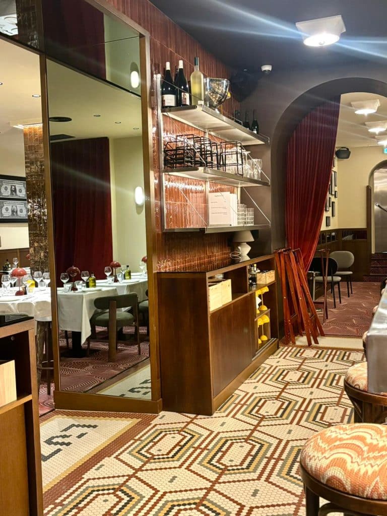 Une seconde vision du bar et de la salle du restaurant l'Uzine depuis la salle.