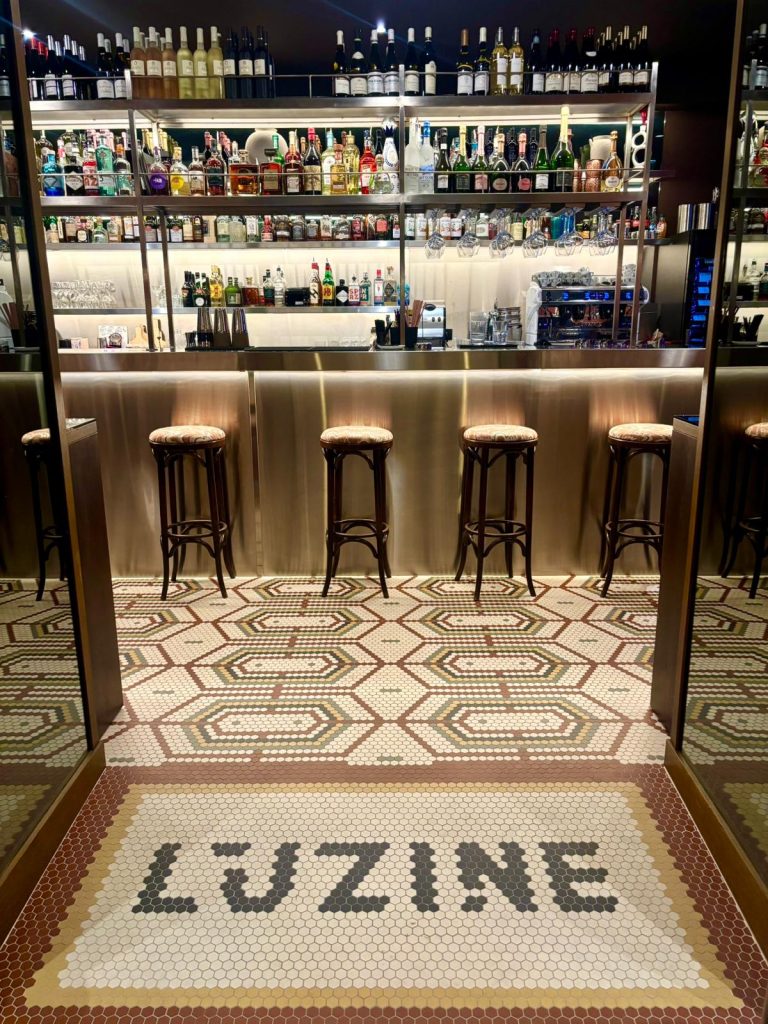 Une bouteille de vin du restaurant l'Uzine.