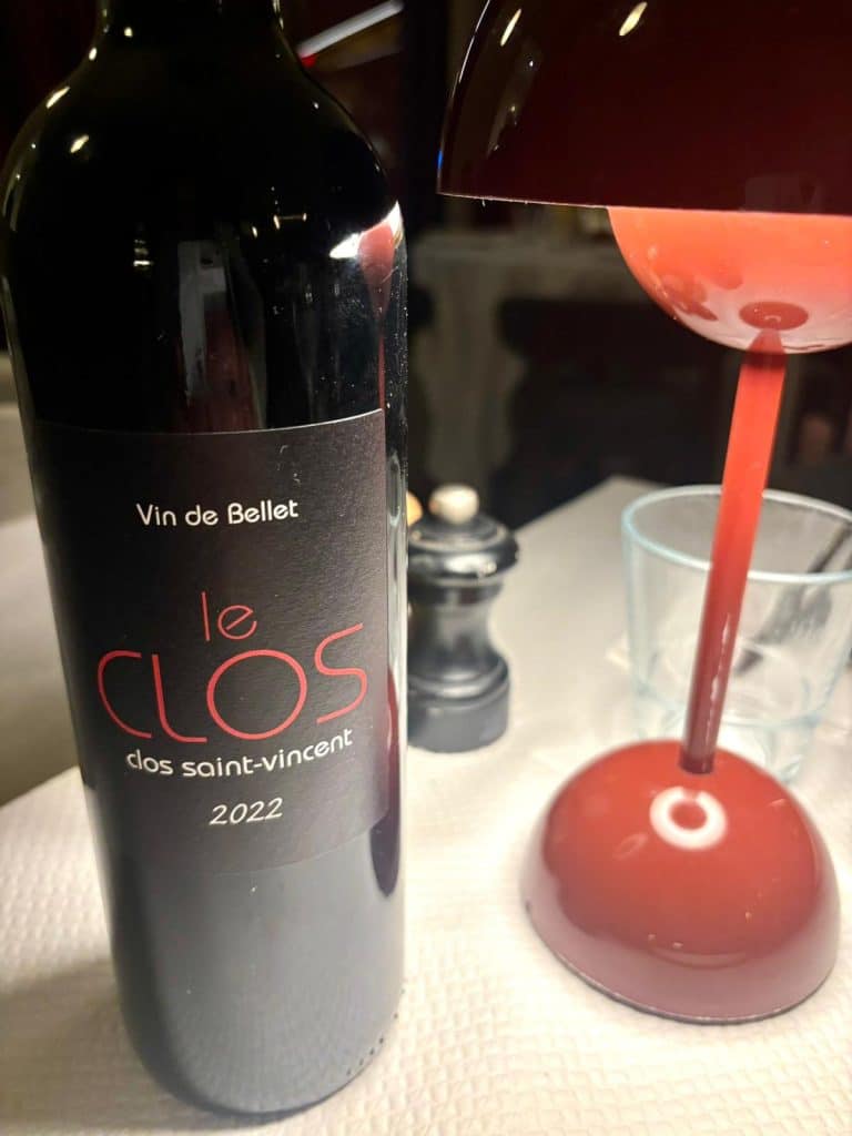 Une bouteille de vin du restaurant l'Uzine.