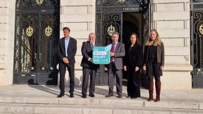 Les représentant du label RSE et de la CCI Nice Côte d'Azur sur le parvis de la CCI.