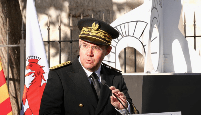 Le Préfet des Alpes-Maritimes Laurent Hottiaux par le au micro avec sa tenue traditionnelle de préfet en casquette noire et dorée et une costume.