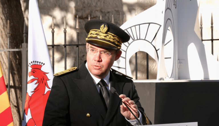 Le Préfet des Alpes-Maritimes Laurent Hottiaux par le au micro avec sa tenue traditionnelle de préfet en casquette noire et dorée et une costume.