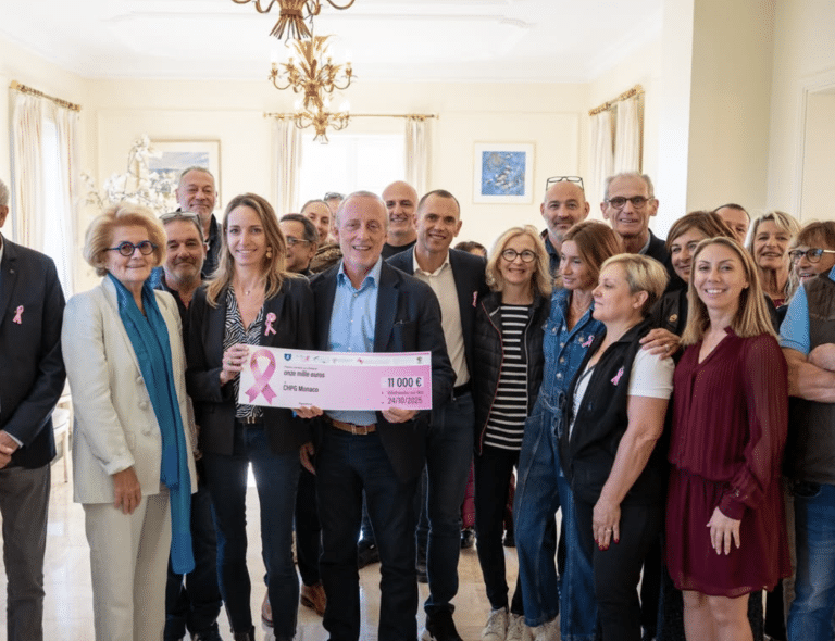 Le collectif des Marinières en Rose avec le chèque de 11 000€ de couleur rose dans les mains.