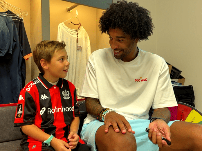 Ma Super Ligue 1 avec Dante OGC Nice Le joueur de l'OGC Nice avec un jeune pour le tournage de la nouvelle émission Ma super Ligue 1 sur Gulli.