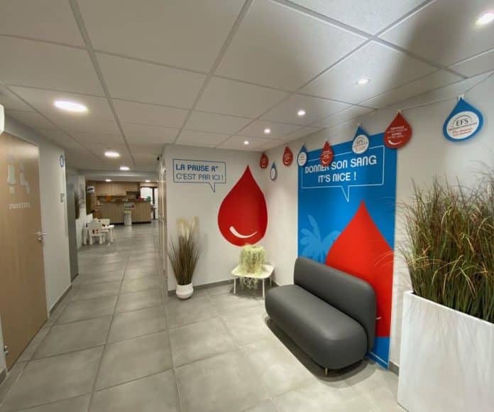 Maison du don Nice ESF L’intérieur de la maison du don du sang de Nice avec un canapé pour accueillir les donneurs.