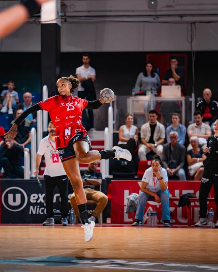 Marie-Hélène Sajka OGC Nice handball La joueuse de l'OGC Nice handball Marie Hélène-Sajka prête à tirer dans le but adverse.