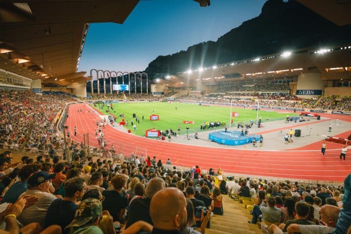 Le stade Louis II avec des spectateurs regardants les différentes épreuves qui se déroulent pour certaines en simultanées.