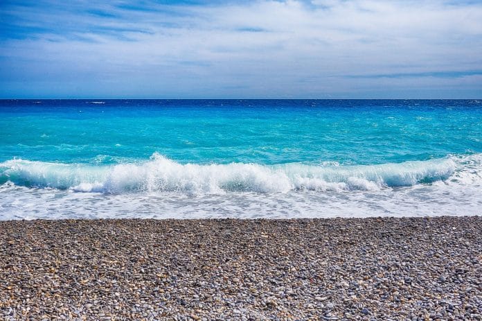 Mer Promenade des Anglais plage région sud Une vue depuis la plage de Nice sur les galets avec une petite vague qui déferle sur les galets.