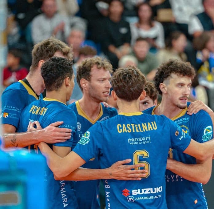 NVB Les joueurs du Nice Volley Ball NVB en bleu se mettent en cercle.