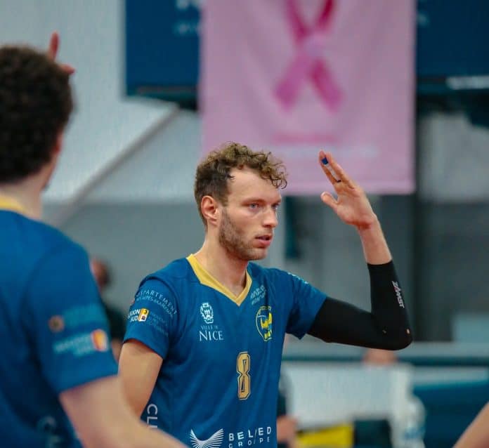 NVB Nice Les joueurs du Nice Volley Ball en bleu déçu après avoir perdu un point.