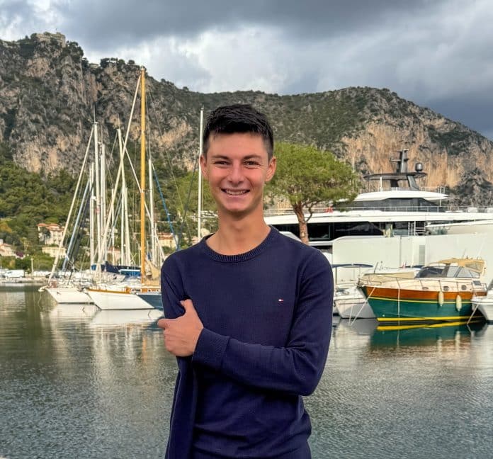 Nathan Mesiano sur le port de Beaulieu sur Mer avec de nombreux bateau en arrière plan.