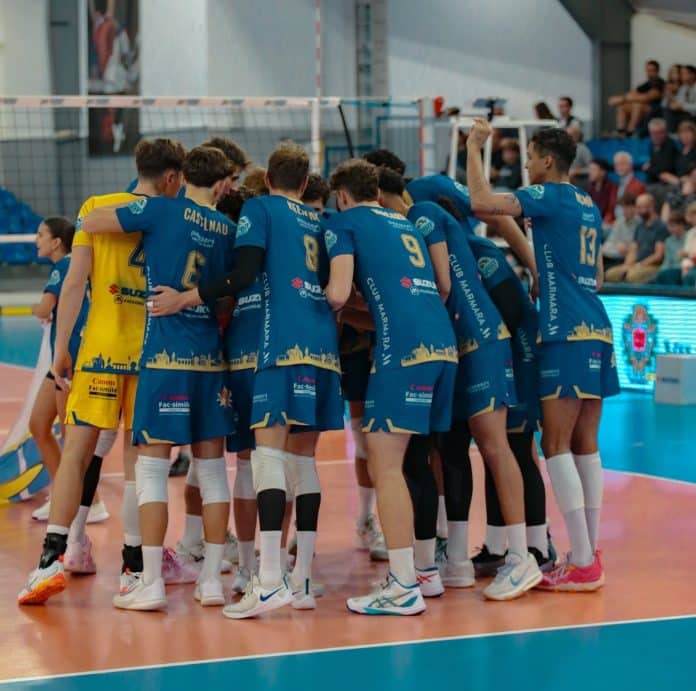 Nice Volley Les joueurs du Nice Volley Ball en cercle sur le terrain en bleu.