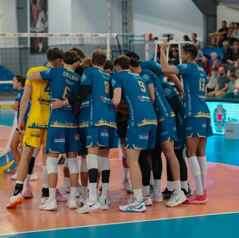Les joueurs du Nice Volley Ball en cercle sur le terrain en bleu.