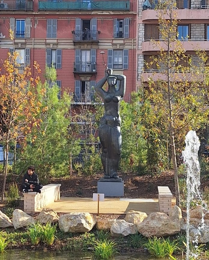 La statue d'Antoniucci Volti installée au milieu de l'extension de la Promenade Du Paillon de Nice. Un statue en cuivre.
