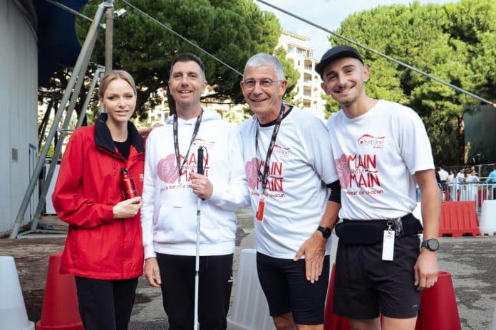 No Finish Line Monaco La No Finish Line Monaco avec La Princesse Charlène à côté de Sébastien Filippini et deux autre personnes en tee-shirt blanc avec une médaille autour du cou.