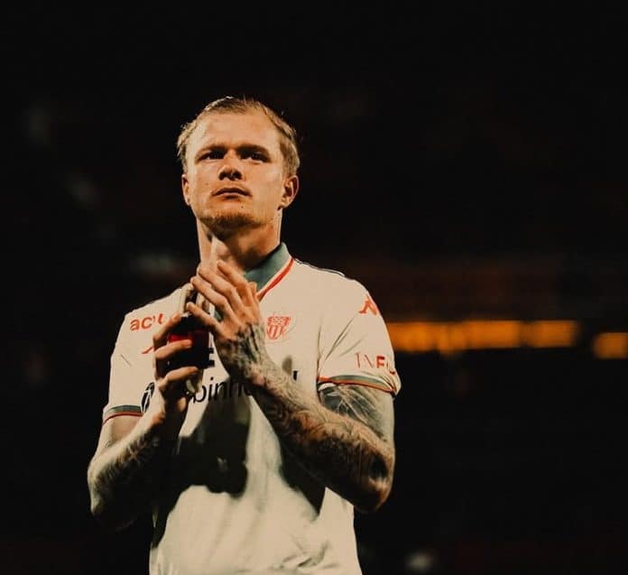 Le joueur de l'OGC Nice Melvin Brad remercie les supporters présents au stade.