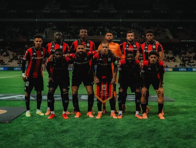 Les joueurs de l'OGC Nice dans leurs couleurs rouge et noir pour la photo officielle avant la rencontre sur la pelouse de l'Allianz Riviera de Nice.