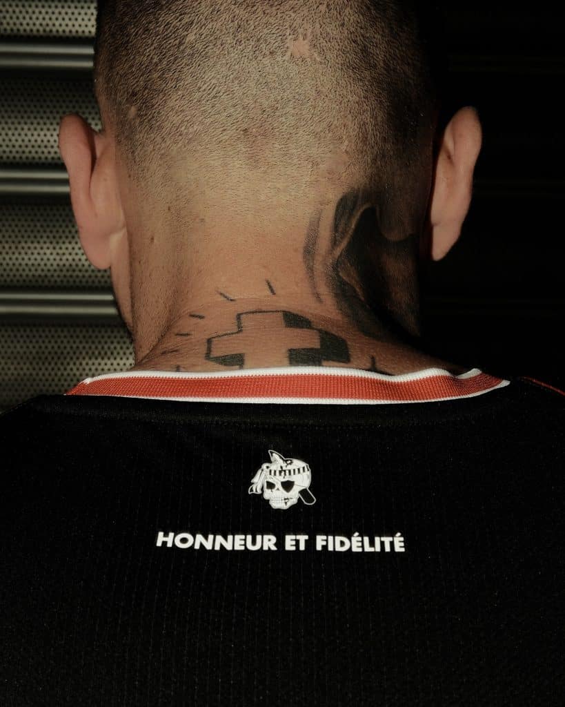 L'arrière du maillot noir de l'OGC Nice avec l’inscription au niveau du col : "honneur et fidélité".