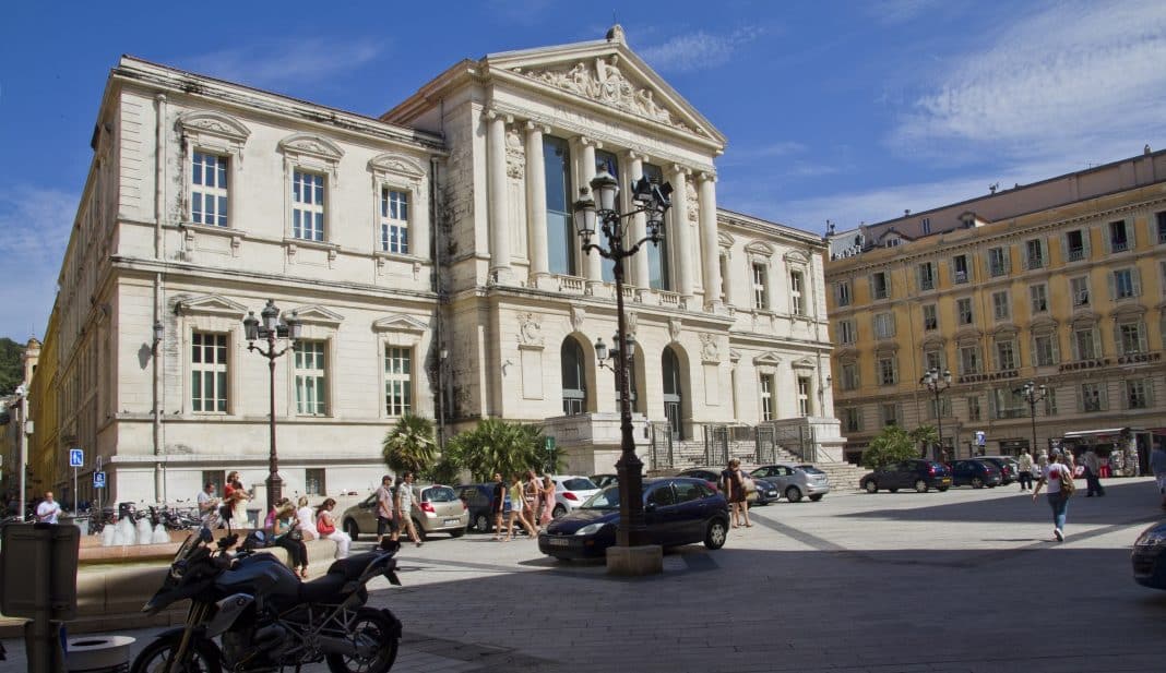 Le palais de justice de Nice sur trois étage dans un bâtiment historique de couleur blanche en plein centre ville.