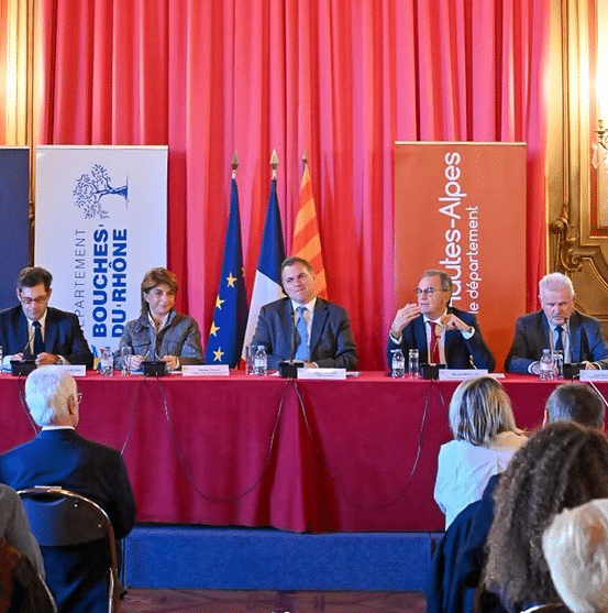 Région sud Les élus de la région, député, ministre assis à une table pendant une conférence de presse.