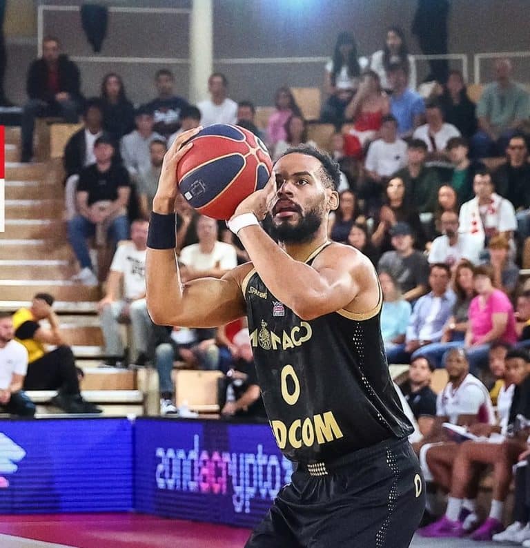 Un joueur de la Roca Team en maillot noir prêt à shooter avec le ballon en main.