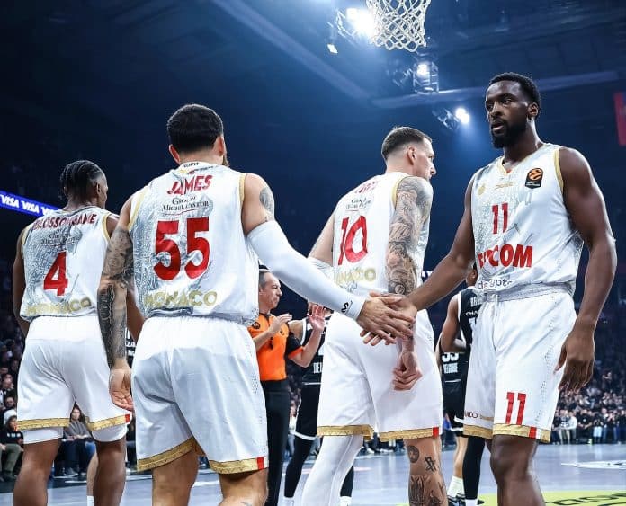 Les joueurs de la Roca Team se tapent les mains.