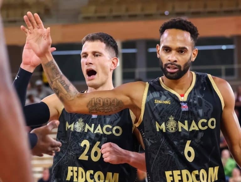 Alpha Diallo tape das les mains de ses partenaires après une victoire de la Roca Team.