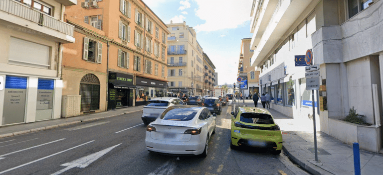 La rue Barla avec 4 voies de circulation et de nombreuses voitures.