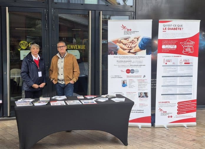 Stand de prévention du diabète Nice Stand de prévention contre le diabète où deux membres de l'association des diabétiques des Alpes-Maritimes sont debout (un homme et une femme)
