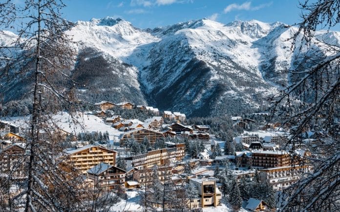 Une station de ski au milieu des montagnes pleines de neige dans les Alpes-Maritimes