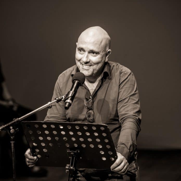 Thomas Gheerbrant nouveau directeur de Nice Expo au pupitre parle derrière un micro.