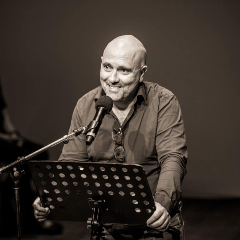 Thomas Gheerbrant nouveau directeur de Nice Expo au pupitre parle derrière un micro.