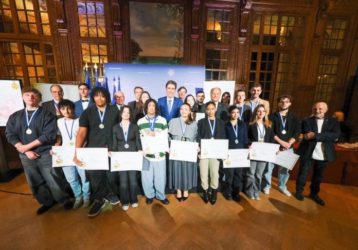 Les élèves apprentis aux côtés des élus locaux.