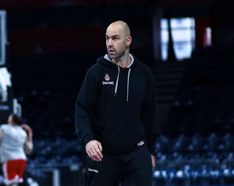 Le coach de la Roca Team, Vassilis Spanoulis, sur le parquet de la Belgrade Arena.