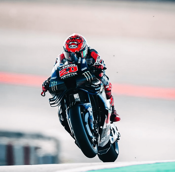 Yamaha Fabio Quartararo Le pilote Yamaha en MotoGP Fabio Quartararo en piste sur sa machine bleu fait une roue avant.