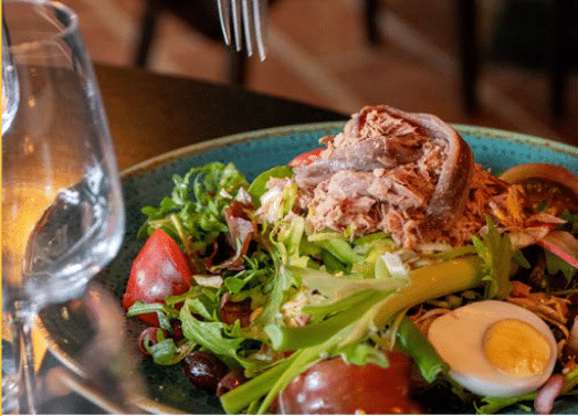 cuisine pan bagna Un Pan Bagna dans une assiette symbole du label cuisine nissart