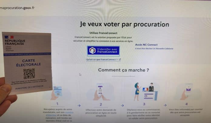 Un écran d'ordinateur sur le site maprocuration.gouv.fr avec une carte d’électeur à côté.