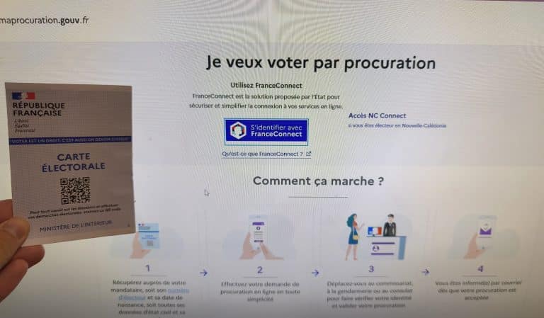 Un écran d'ordinateur sur le site maprocuration.gouv.fr avec une carte d’électeur à côté.