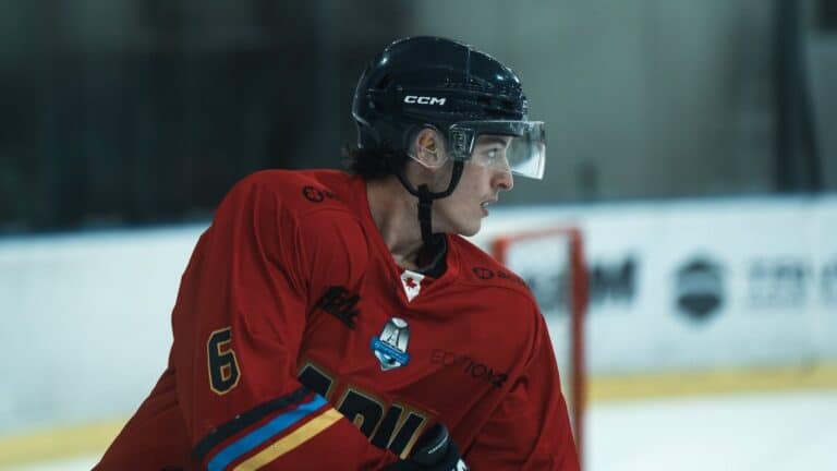 Un joueur des Aigles de Nice en rouge, le regard dans le vide.
