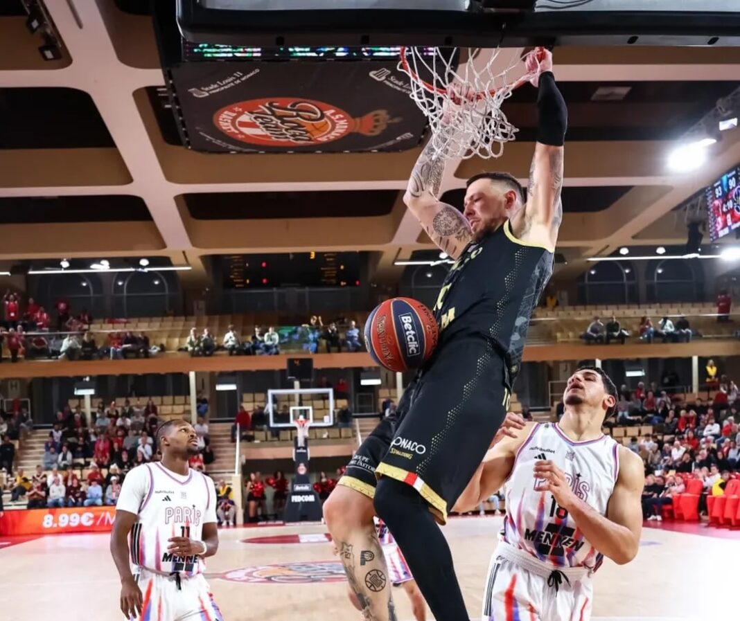 Daniel Theis, joueur de la Roca Team, qui dunk face au Paris Basketball.