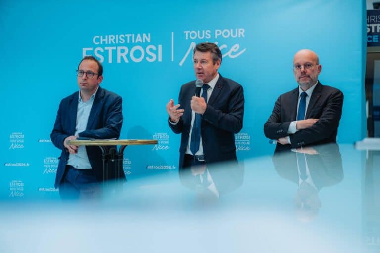 Le maire de Nice Christian Estrosi au micro à côté de son premier adjoint actuel, Anthony Borré et l'ancien maire de Nice Philippe Pradal.
