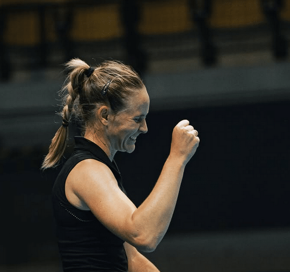 La Valbonnaise Fiona Ferro serre le poing après une victoire dans sa tenue noir.