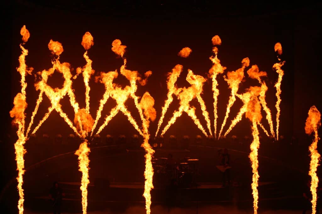 Le spectacle Gojira avec un jeu de lumière et ds flammes.