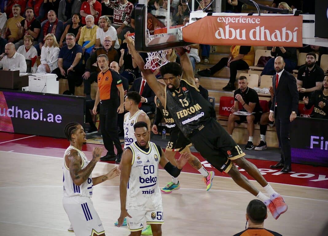 Kevarrius Hayes qui fait un dunk contre Fenrbahce, en Euroligue de basket.